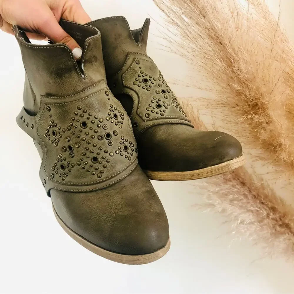 UO Urban Outfitters Studded Beige Tan Strap Buckle Ankle Boot Booties 9 Shoe